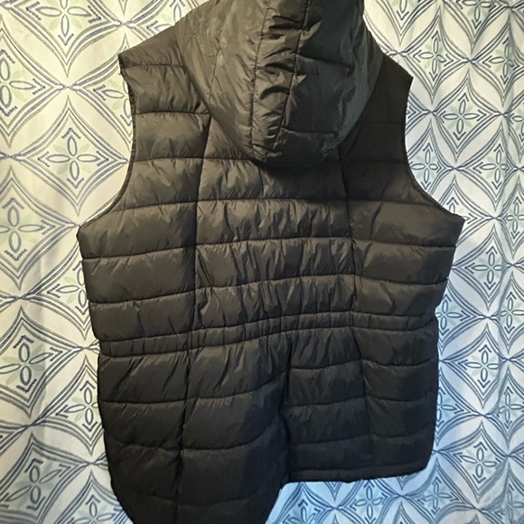 EUC Swiss Tech Black Quilted Vest w/Front Pockets & 2 Way Zipper, Elastic Waist - Picture 7 of 13